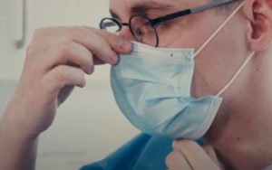 A videóban megtekinthető a sebészi maszk helyes használata. (A videó a képre kattintva indítható.)