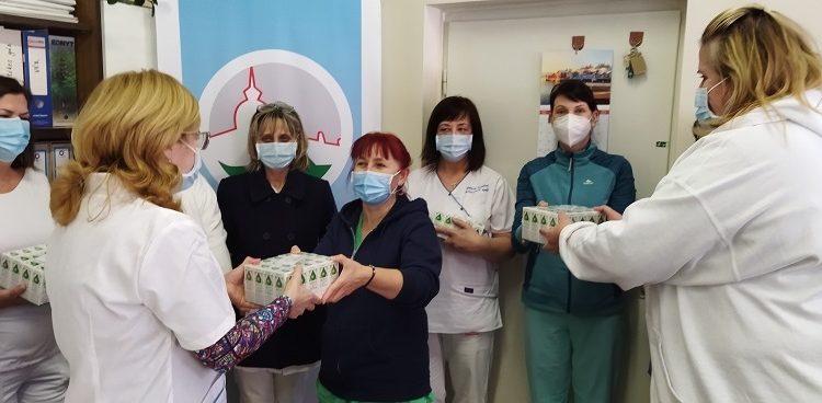 A Tolna megyei kórházak dolgozóihoz is megérkezett a Béres Gyógyszergyár immunerősítő támogatása