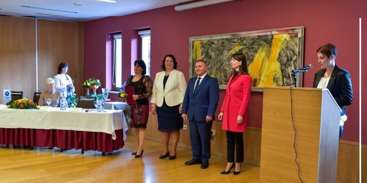 Miniszteri elismerő oklevelet vett át Pék Györgyi vezető asszisztens munkatársunk, a Magyar Ápolási Egyesület visegrádi ünnepségén