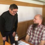 Dr. Sima Ferenc főorvos úr (b) gratulál Szívós Árpád (j) előadáshoz. Fotó: tmkorhaz