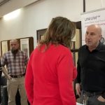Szakmai beszélgetés az egyik támogatói standnál, a konferencia szünetében. Fotó: tmkorhaz