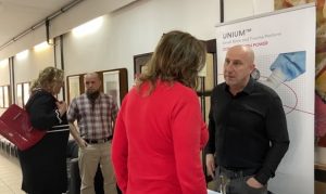 Szakmai beszélgetés az egyik támogatói standnál, a konferencia szünetében. Fotó: tmkorhaz