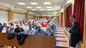 A konferencia résztvevői Dr. Józsa Gergőt hallgatják. Fotó: tmkorhaz