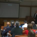 Előadását követően, Dr. Kiss Jenőtől (j) kérdez a konferencia levezető elnöke, Dr. Nőt László (b). Fotó: tmkorhaz