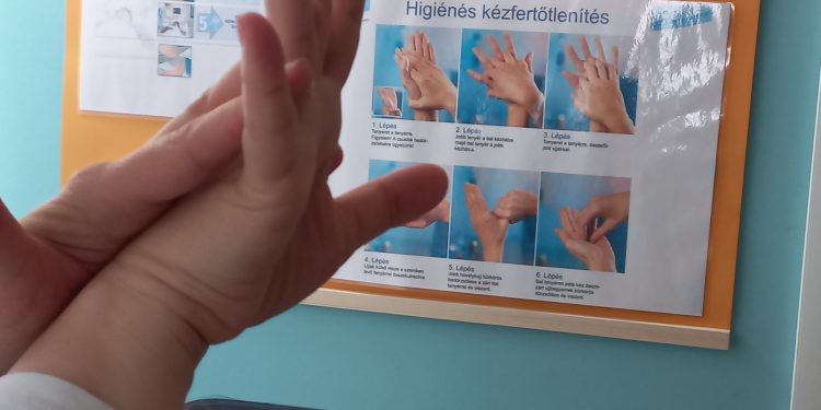 A kézfertőtlenítés fontosságáról indított plakátkampányt a szekszárdi kórház