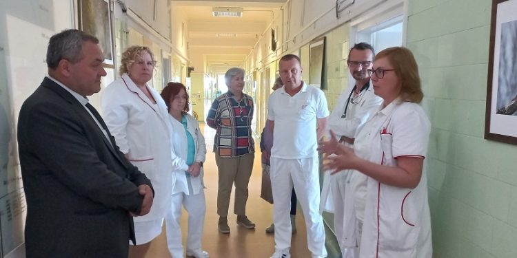 Felföldi László pécsi megyéspüspök látogatott el a Tolna Vármegyei Balassa János Kórházba